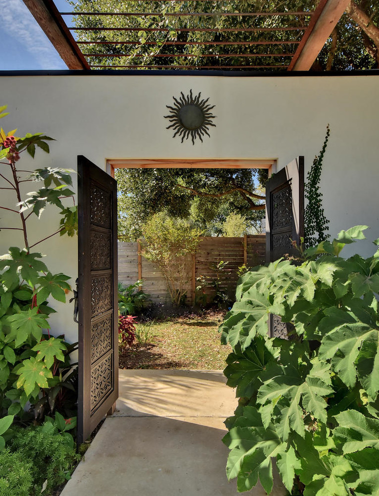 Photo of a transitional landscaping in Austin.