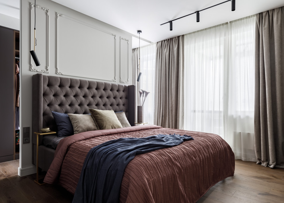 Ejemplo de dormitorio clásico renovado de tamaño medio con paredes grises, suelo de madera en tonos medios y suelo marrón