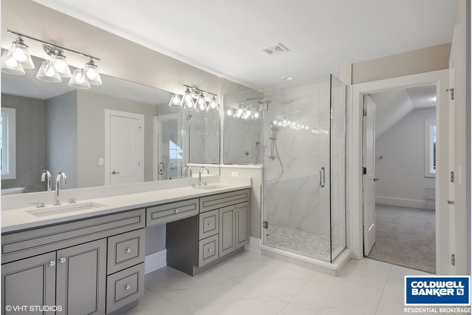 Inspiration for a transitional home design remodel in Chicago