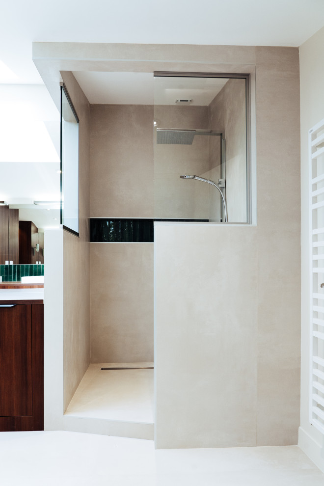 Inspiration för mellanstora moderna brunt badrum med dusch, med luckor med profilerade fronter, skåp i mellenmörkt trä, en jacuzzi, en öppen dusch, beige kakel, keramikplattor, beige väggar, klinkergolv i keramik, ett fristående handfat, träbänkskiva, beiget golv och med dusch som är öppen
