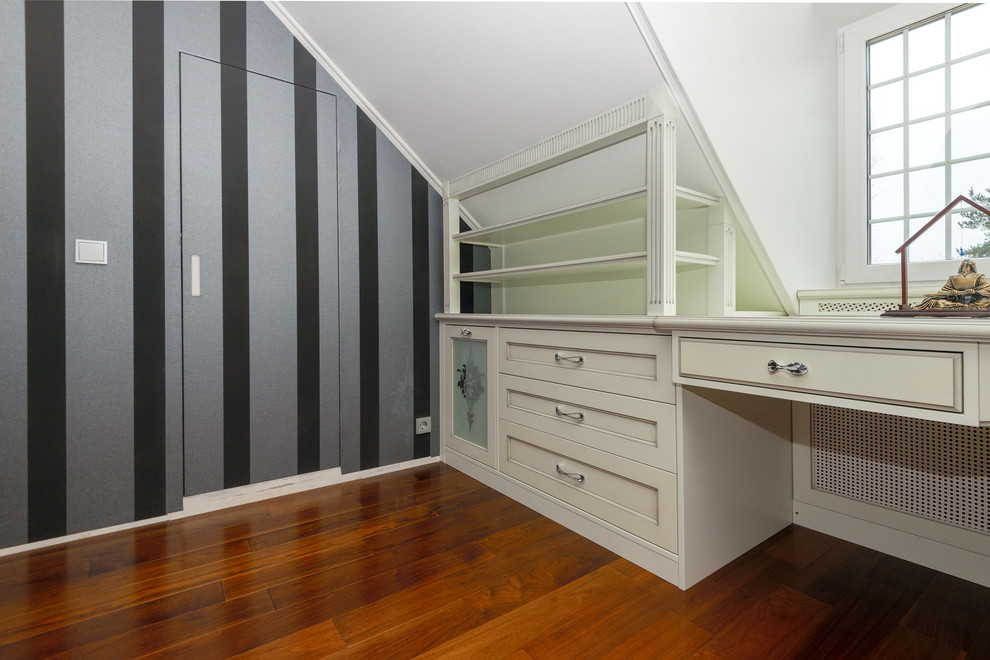 Мебель предметы интерьера в загородном доме.