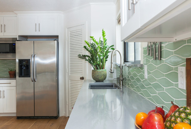 Wave tile Kitchen Backsplash mid-century-kueche