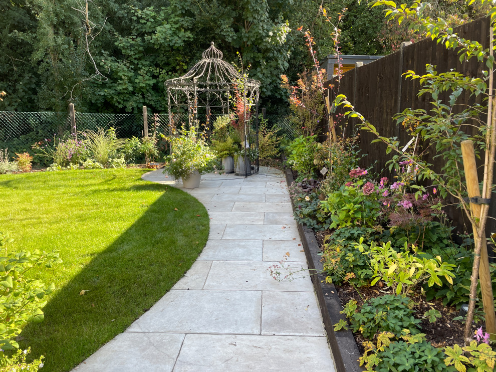 Ispirazione per un grande giardino moderno esposto in pieno sole dietro casa in estate con un ingresso o sentiero e recinzione in legno