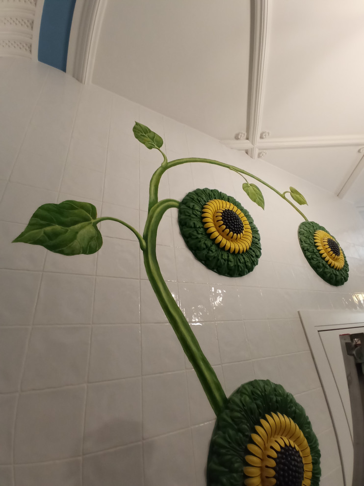 Рельефно-живописное панно в холле квартиры