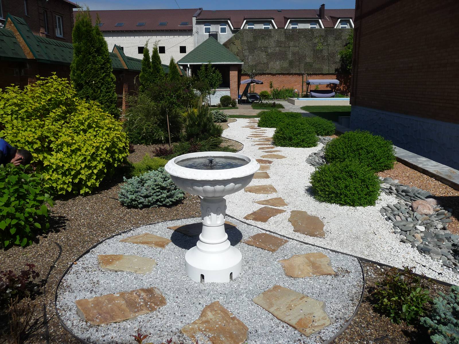 Дворик с поилкой для птиц