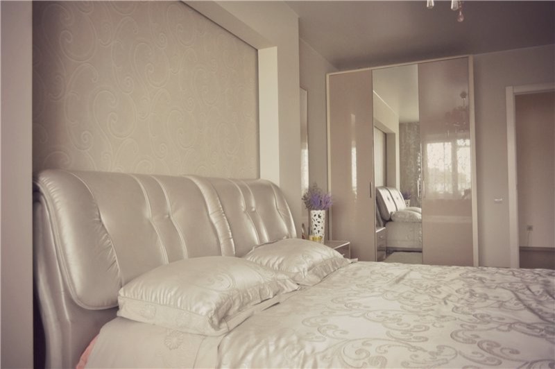 Двухкомнатная квартира для женщины. Пудра и глянец