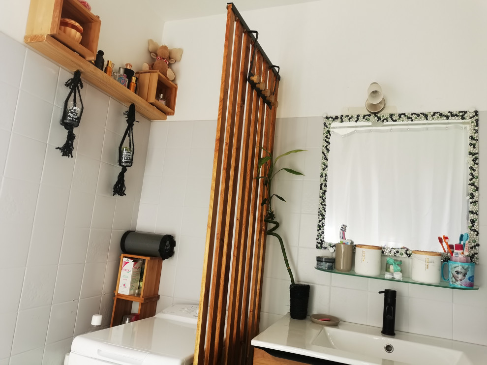 Foto di una piccola stanza da bagno con doccia tropicale con lavabo sottopiano, top bianco, un lavabo e mobile bagno sospeso