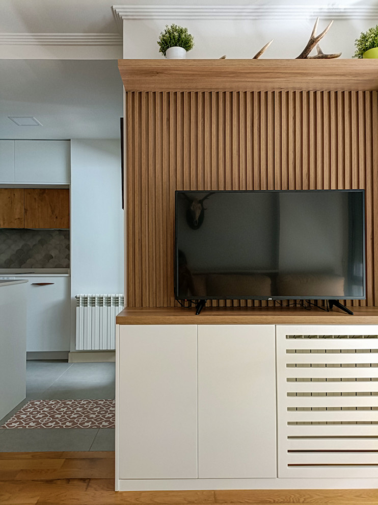 Diseño de sala de estar abierta escandinava pequeña sin chimenea con paredes blancas, suelo de baldosas de cerámica, pared multimedia y suelo marrón