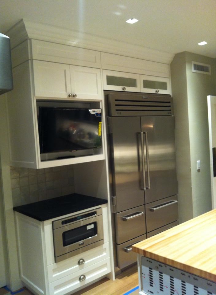 Inspiration for a mid-sized transitional l-shaped eat-in kitchen remodel in Miami with shaker cabinets, white cabinets, soapstone countertops, gray backsplash, stone tile backsplash, stainless steel appliances and an island