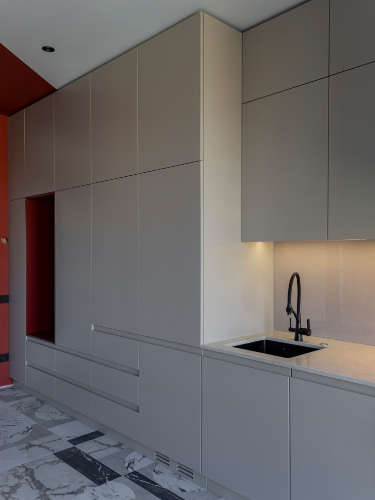 Большая стильная кухня в неоклассическом стиле в светлых тонах