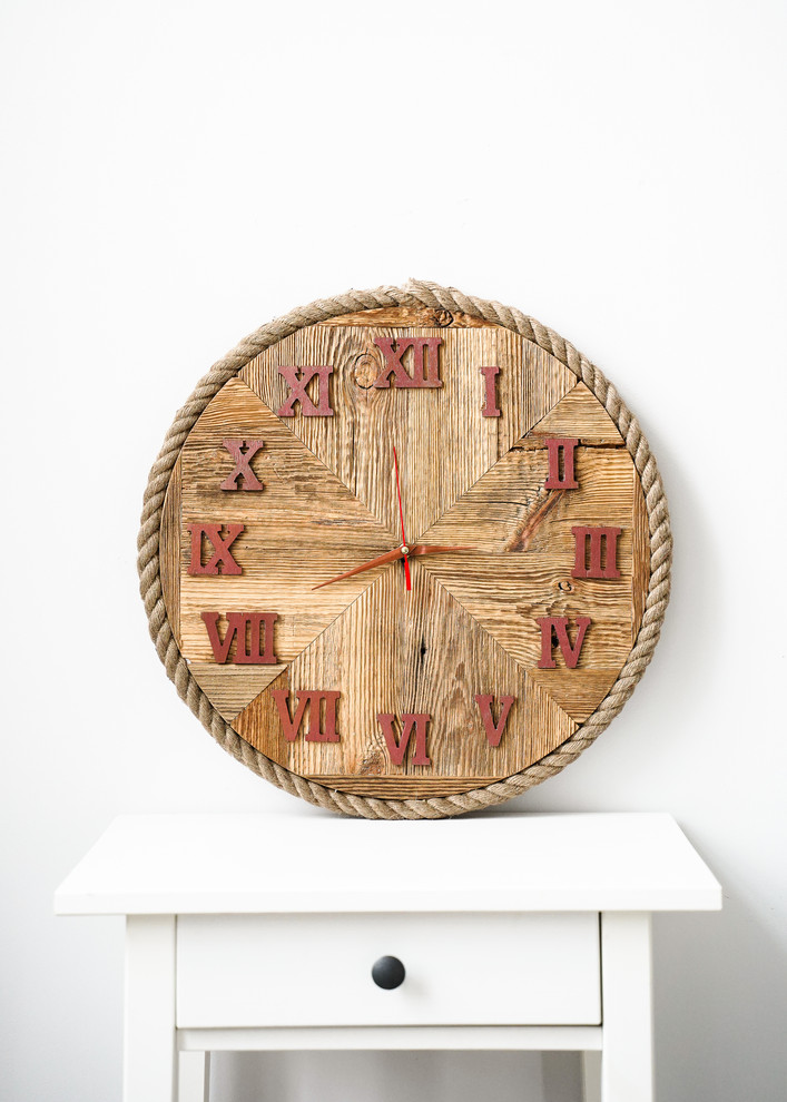 Часы из амбарной доски круглые