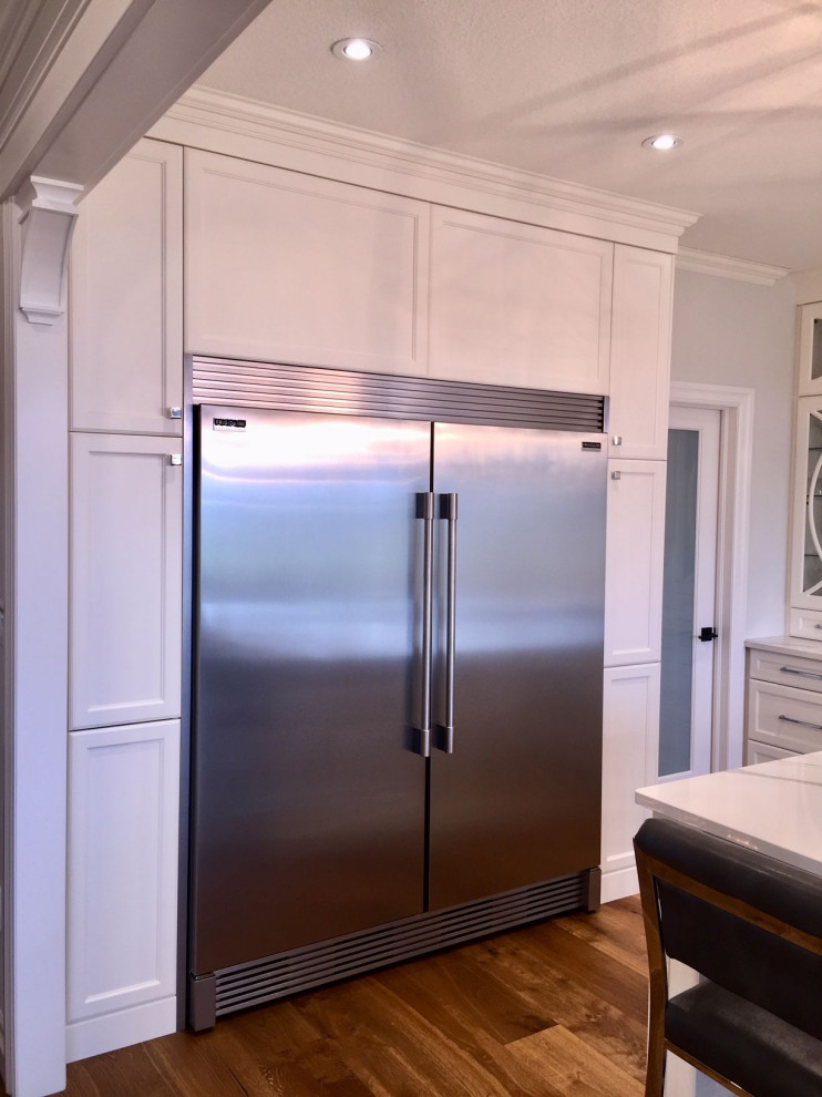 Home design - mid-sized transitional home design idea