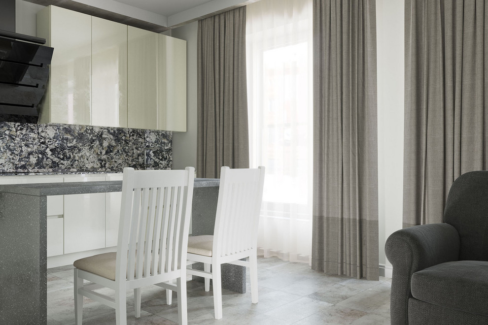 Серые шторы в кухне-гостиной