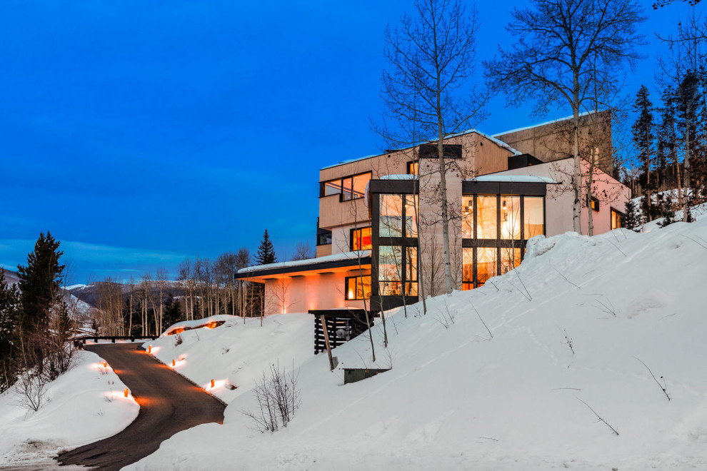 Example of a mountain style home design design in Denver
