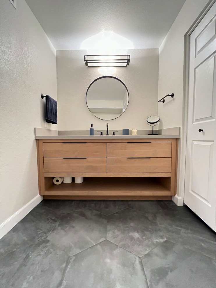 Inspiration för ett mellanstort vintage grå grått en-suite badrum, med släta luckor, skåp i ljust trä, grå väggar, klinkergolv i porslin, bänkskiva i kvarts och grått golv