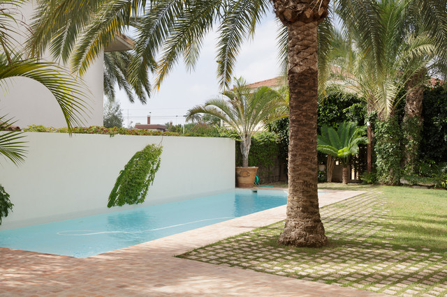 Vivienda J&T contemporary-pools-and-hot-tubs