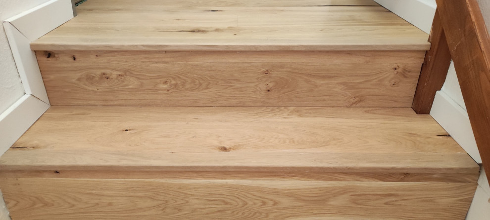 Réalisation de escalier in L With des marches en bois and des contremarches en bois.