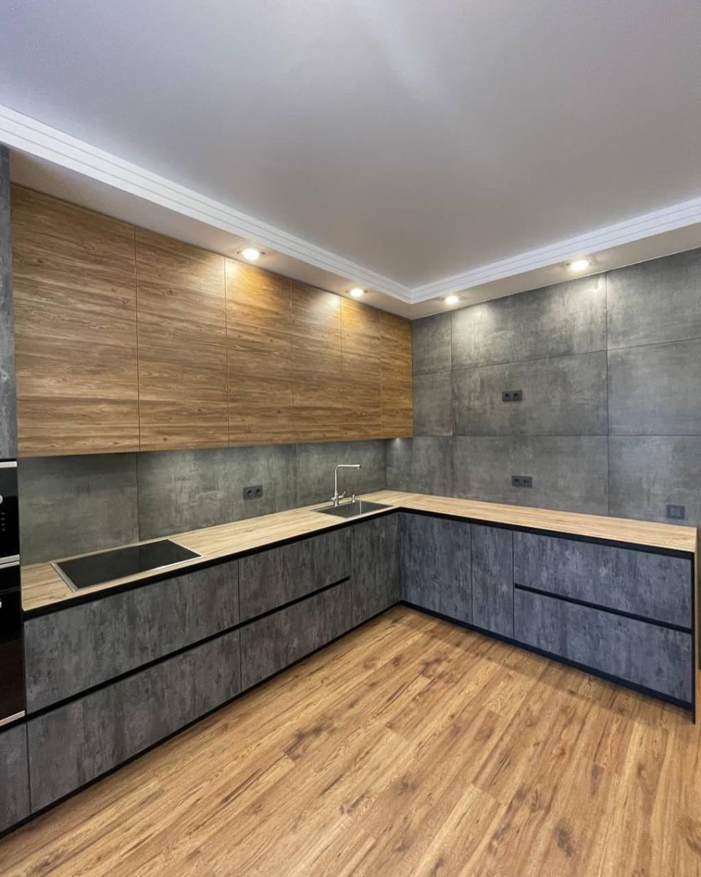 Большая угловая встроенная кухня в черном и коричневом цвете с витриной