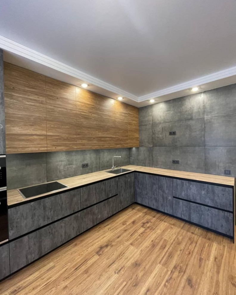 Большая угловая встроенная кухня в черном и коричневом цвете с витриной