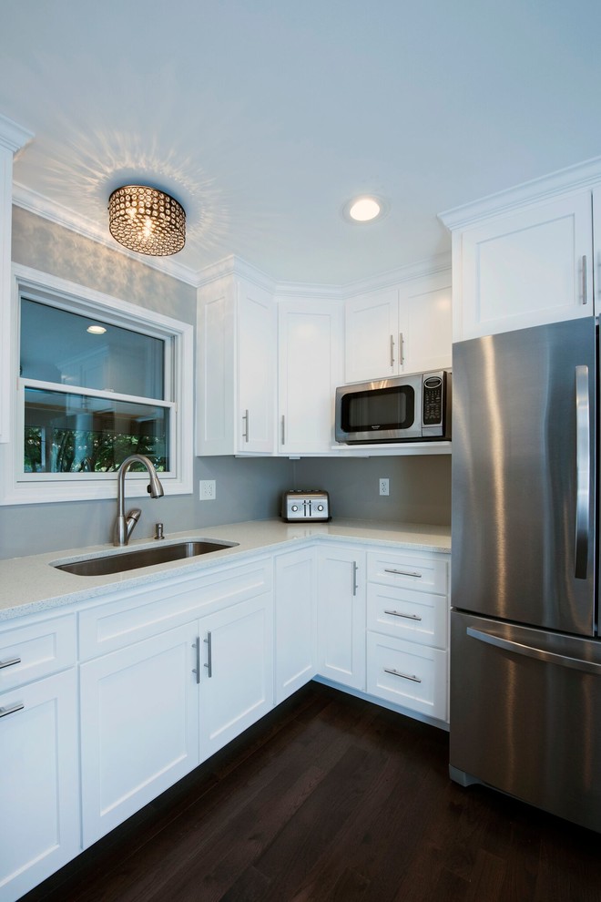 Example of a transitional kitchen design in Columbus