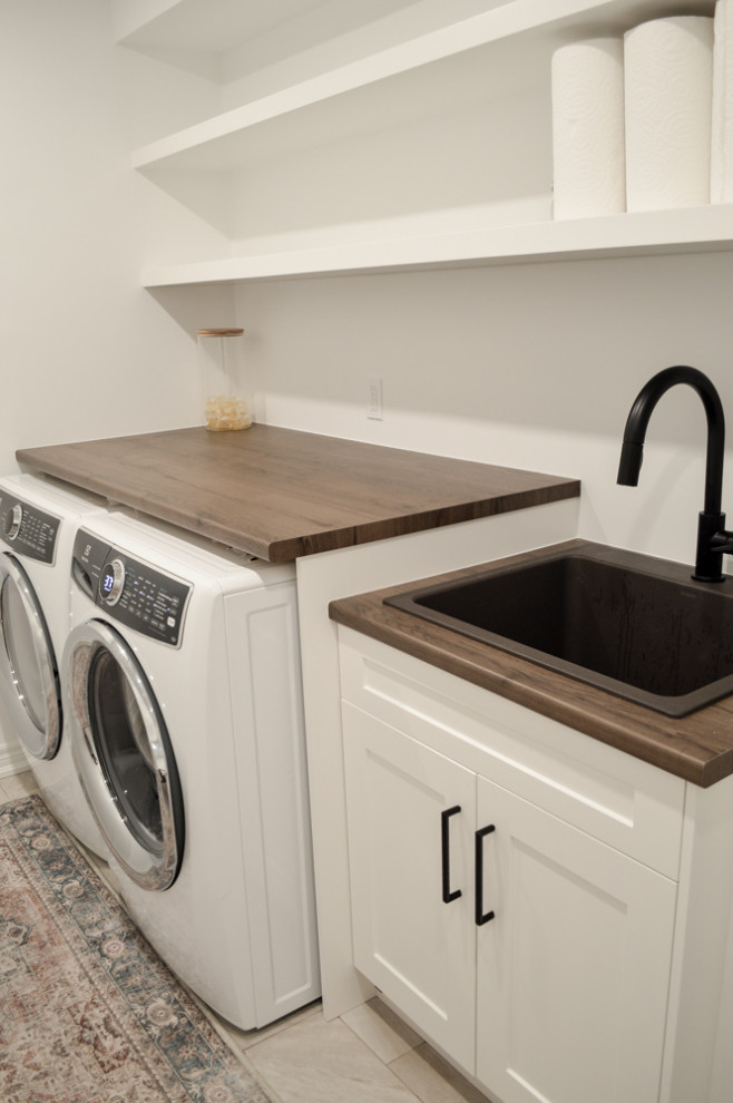 Idéer för en liten modern bruna parallell tvättstuga enbart för tvätt, med en nedsänkt diskho, luckor med upphöjd panel, vita skåp, laminatbänkskiva, vita väggar, klinkergolv i keramik, en tvättmaskin och torktumlare bredvid varandra och beiget golv