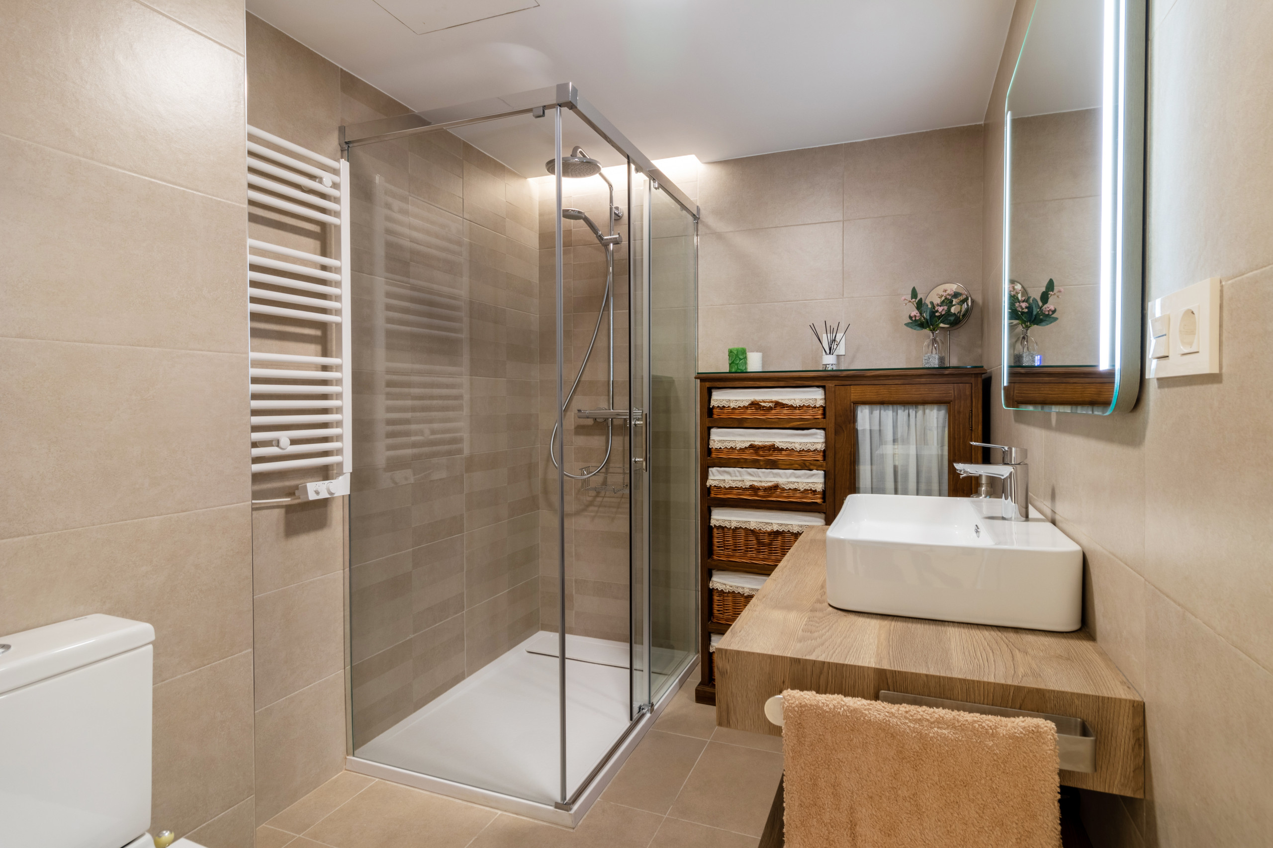 Cuarto de baño tonos marrones y blanco