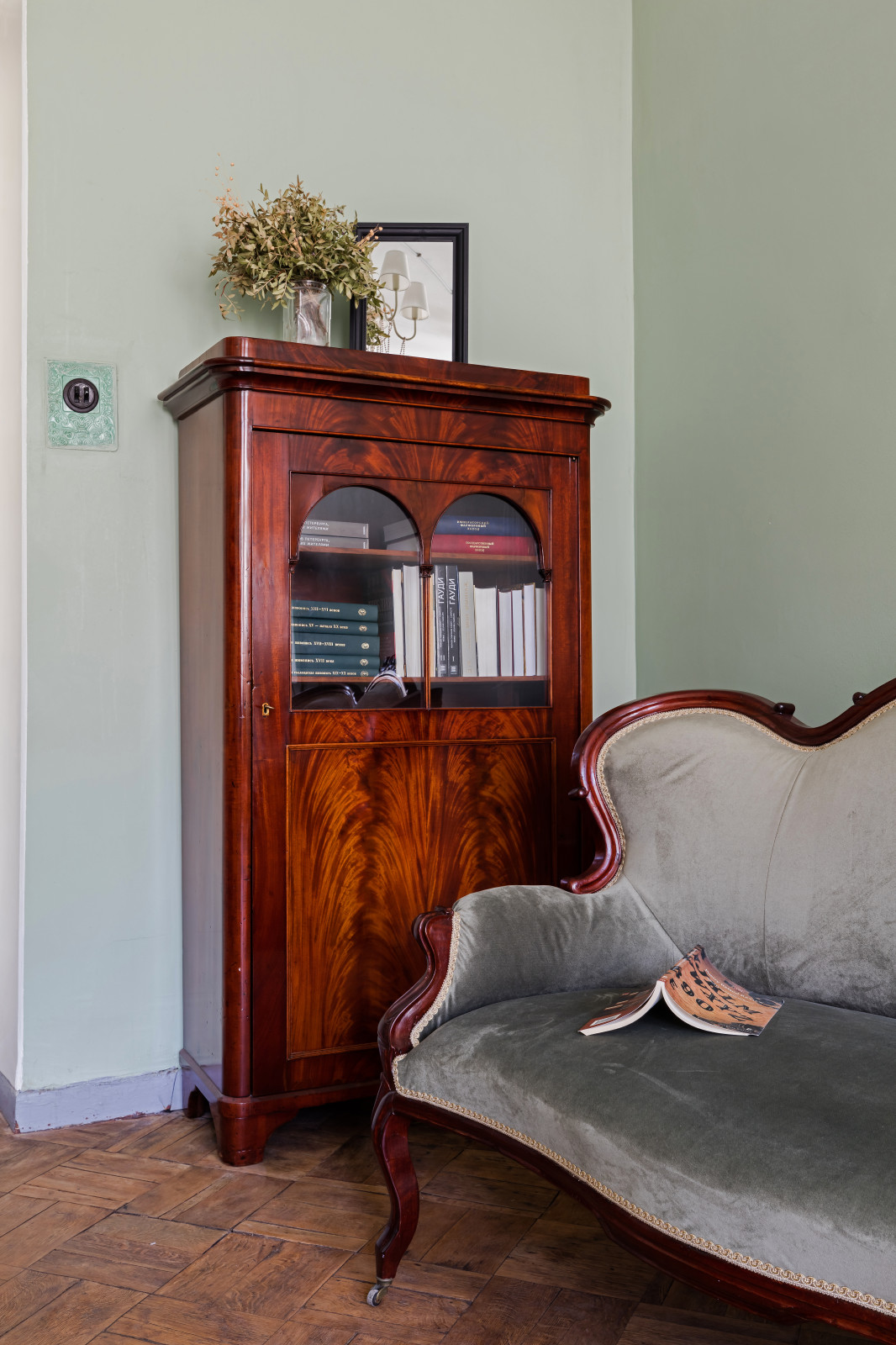 Квартира на Петроградской стороне в доме с совами