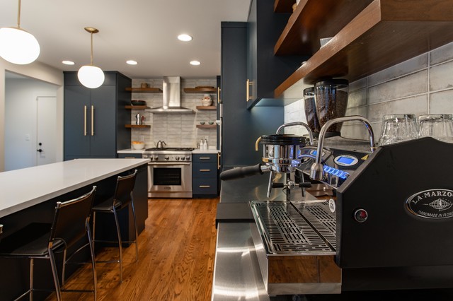 Transitional Navy Kitchen nyklassisk-koekken