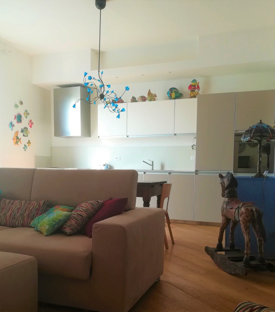 Luce e colore | 95 mq moderne-dagligstue