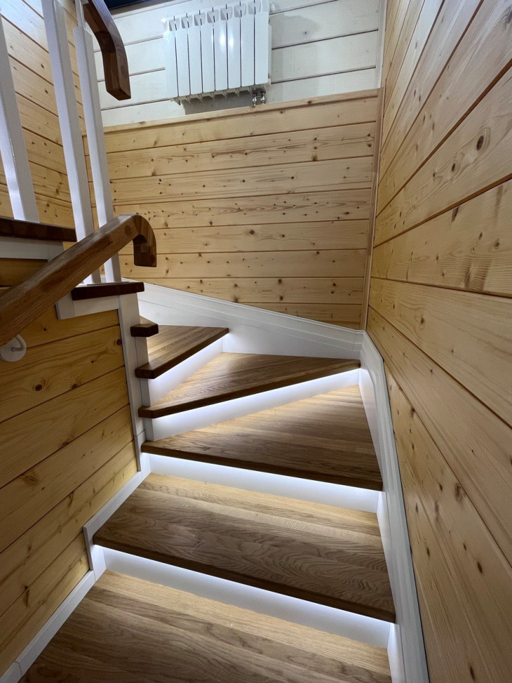 Свежая идея для дизайна: угловая лестница в современном стиле с деревянными перилами - отличное фото интерьера