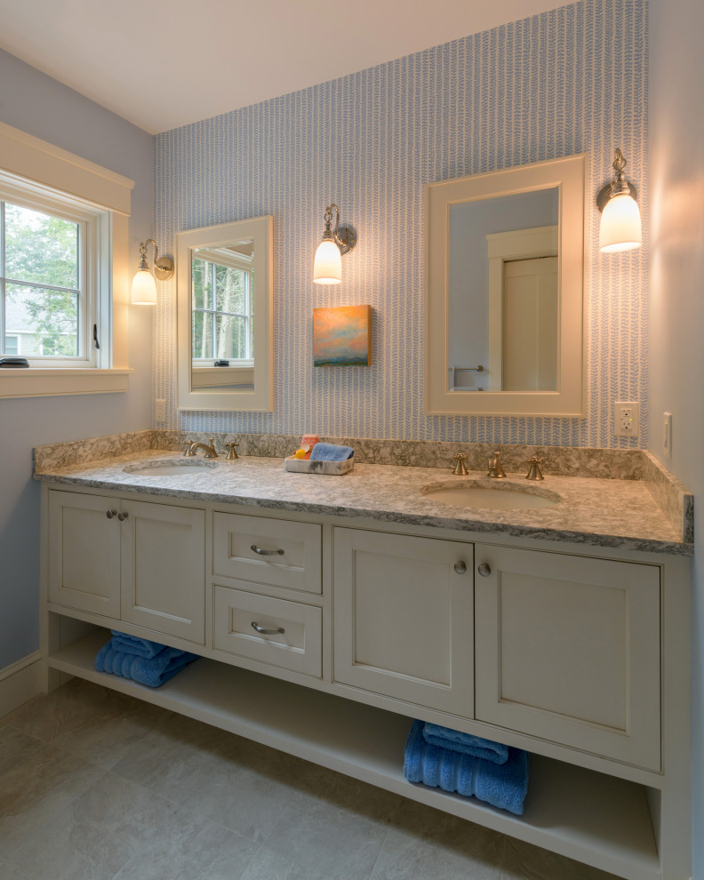 Exemple d'une salle de bain montagne avec des portes de placard blanches, un mur bleu, un lavabo encastré, un sol gris, meuble double vasque et meuble-lavabo encastré.