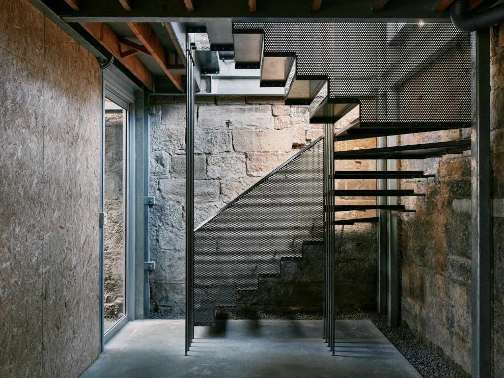 Свежая идея для дизайна: п-образная лестница в стиле лофт с металлическими ступенями и металлическими перилами без подступенок - отличное фото интерьера