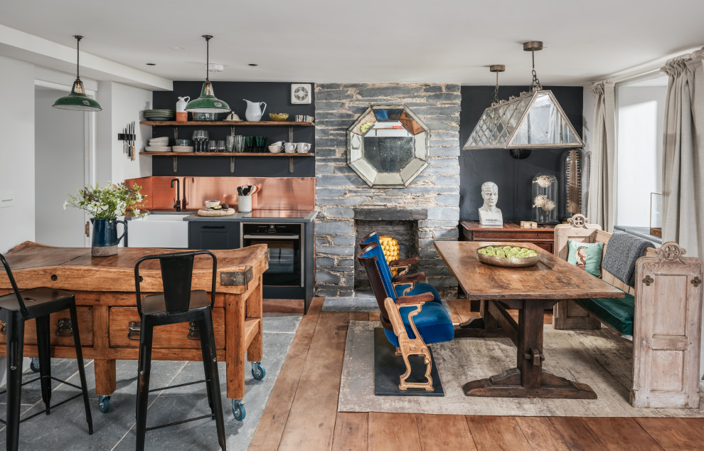 Foto de cocina campestre pequeña abierta con suelo de madera en tonos medios y suelo marrón