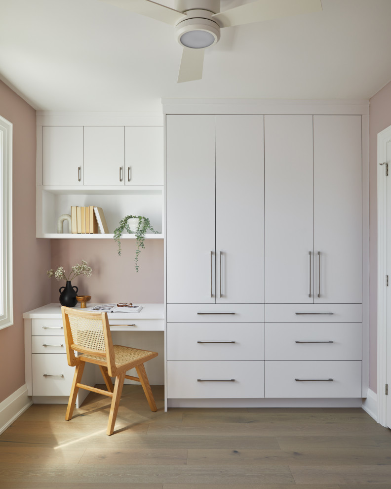 Inspiration pour une petite chambre parentale traditionnelle en bois avec un mur rose, parquet clair et un sol beige.