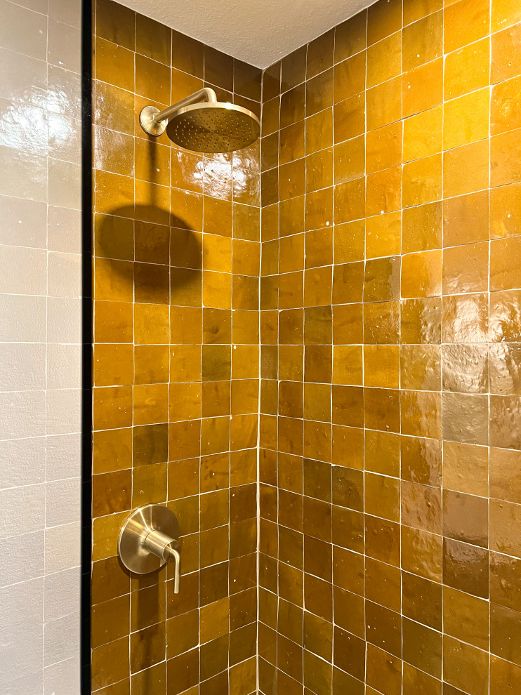 Стильный дизайн: детская ванная комната в современном стиле с плоскими фасадами, открытым душем, желтой плиткой, терракотовой плиткой, бежевыми стенами, полом из керамической плитки, врезной раковиной, столешницей из искусственного кварца, бежевым полом, открытым душем, белой столешницей, тумбой под одну раковину, подвесной тумбой и светлыми деревянными фасадами - последний тренд