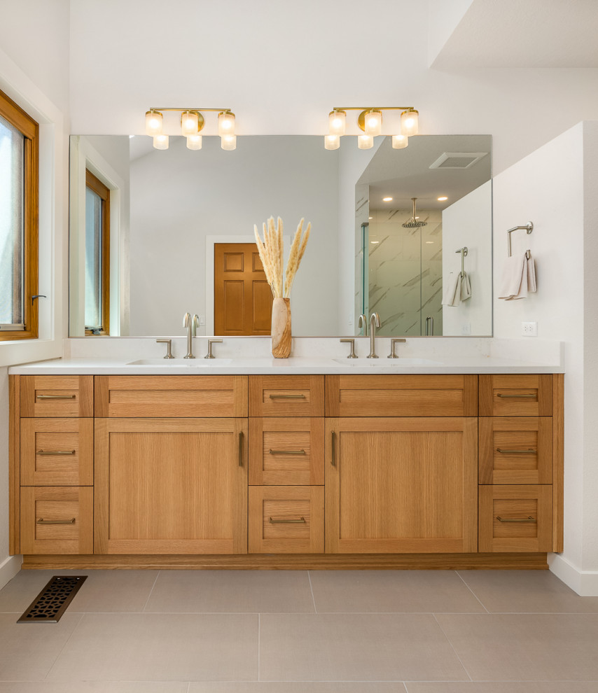 Idee per una stanza da bagno classica con ante in stile shaker, ante in legno chiaro, pavimento in gres porcellanato, top in quarzo composito, pavimento beige, top bianco, due lavabi e mobile bagno incassato