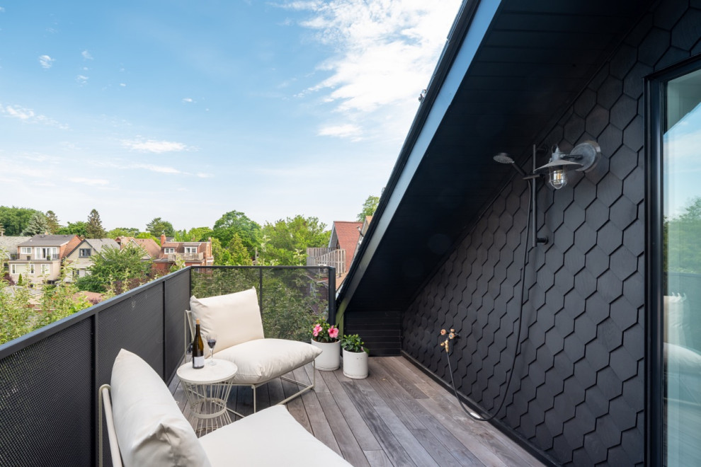 Идея дизайна: балкон и лоджия среднего размера в стиле неоклассика (современная классика) с металлическими перилами без защиты от солнца