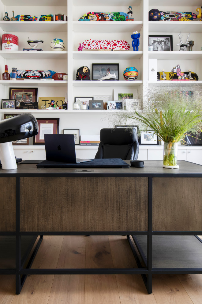 Home office - contemporary home office idea in New York