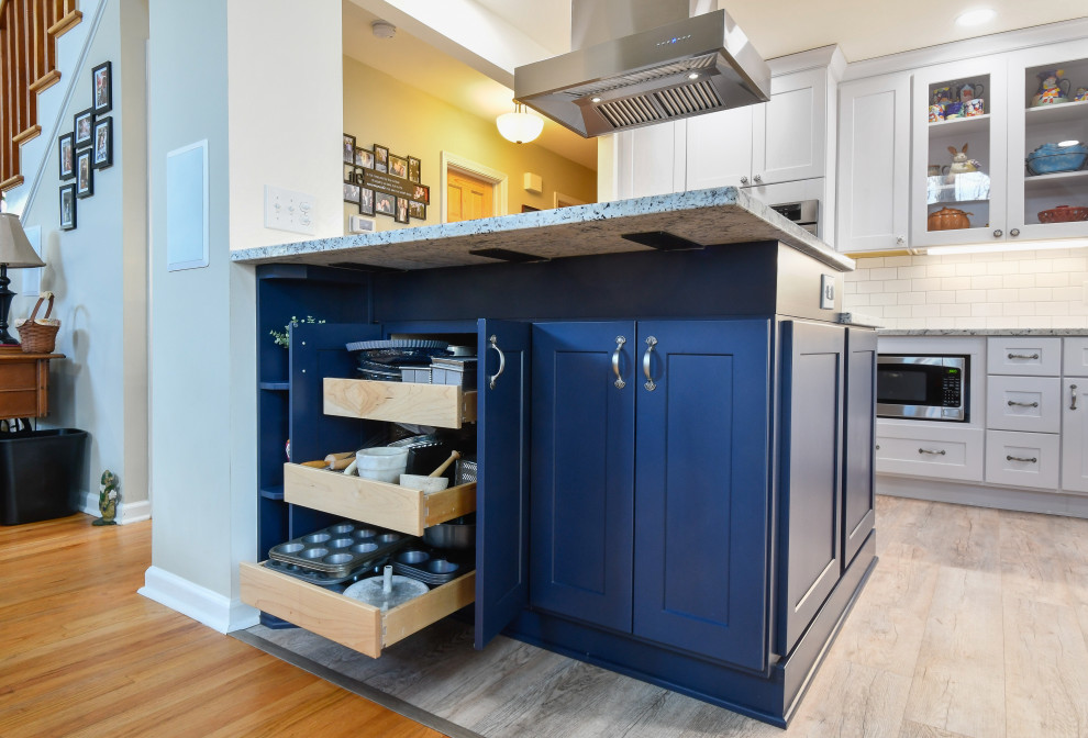 Small l-shaped eat-in kitchen in Richmond with a farmhouse sink, shaker cabinets, subway tile splashback, stainless steel appliances and with island.
