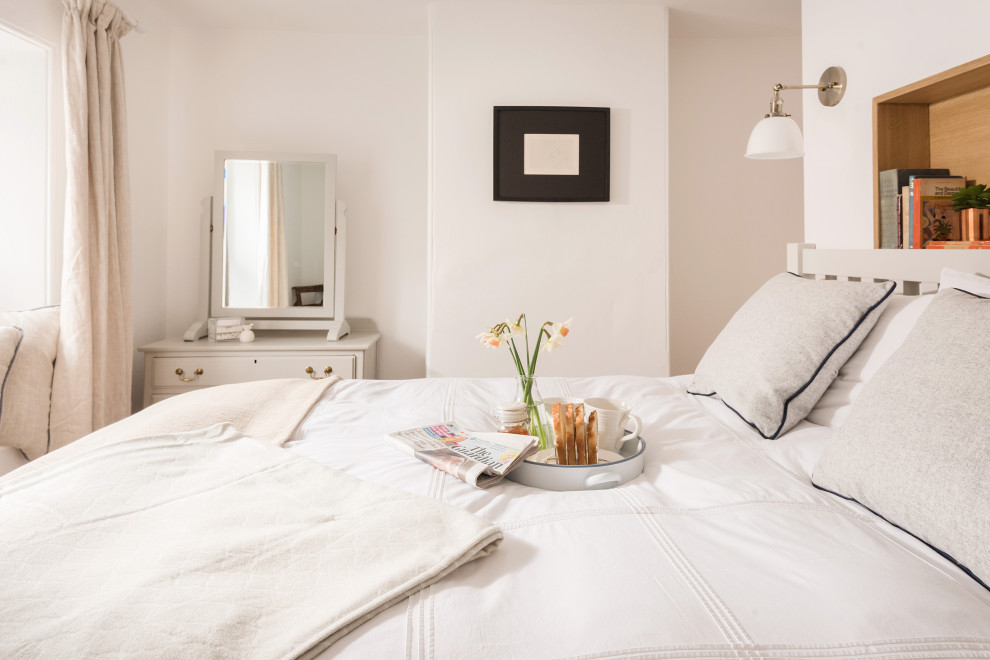 Modelo de habitación de invitados clásica de tamaño medio con paredes beige y suelo de madera clara