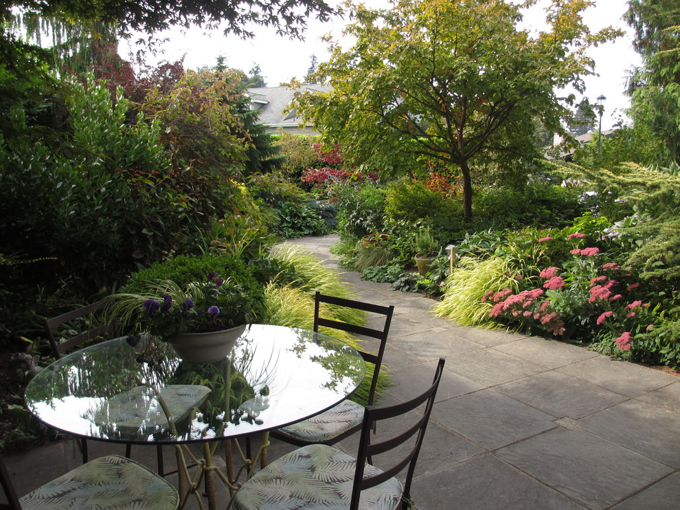 Design ideas for a traditional garden in Seattle with natural stone pavers.