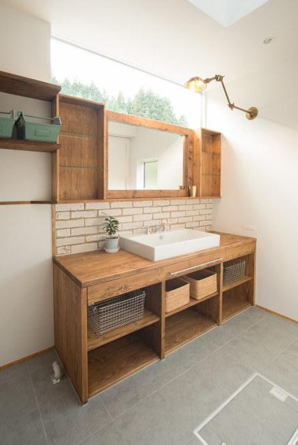 土間キッチンの家 shabby-chic-style-bagno-di-servizio