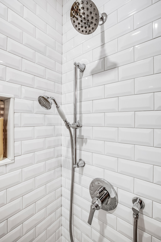 Idéer för ett litet klassiskt vit badrum för barn, med släta luckor, skåp i ljust trä, en kantlös dusch, en toalettstol med separat cisternkåpa, vit kakel, porslinskakel, lila väggar, marmorgolv, ett undermonterad handfat, bänkskiva i kvarts, grått golv och dusch med gångjärnsdörr