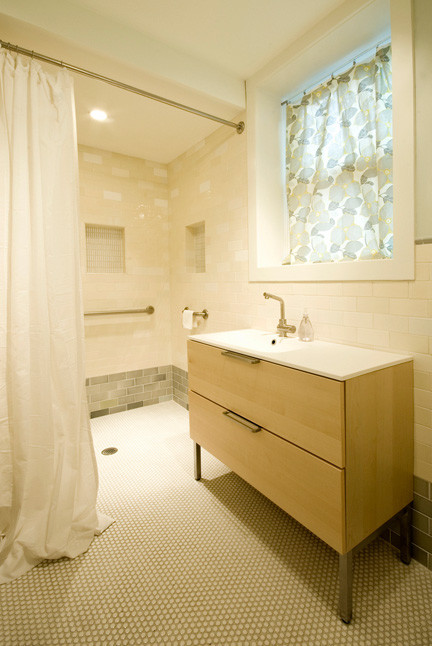 Design ideas for a modern bathroom in Portland.