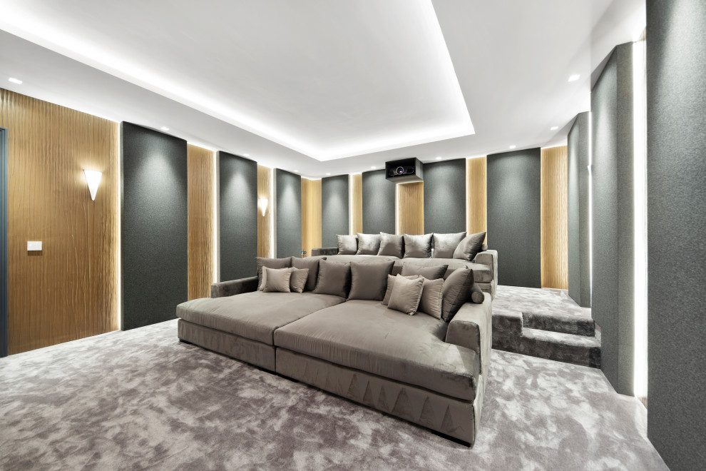 Modelo de cine en casa cerrado actual con paredes grises, moqueta, pantalla de proyección y suelo gris
