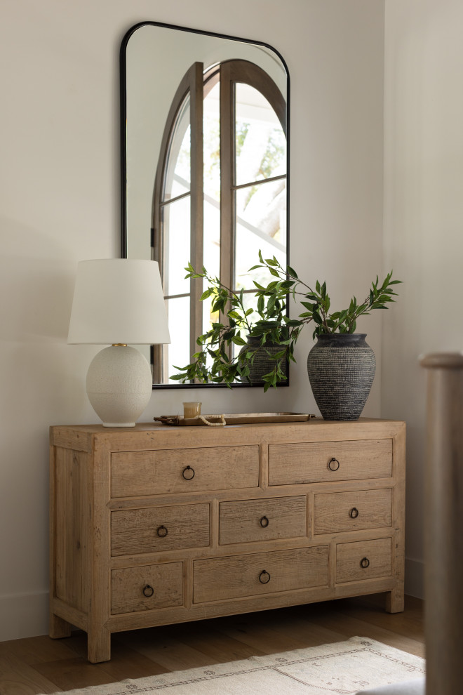 Example of a transitional entryway design in Orlando