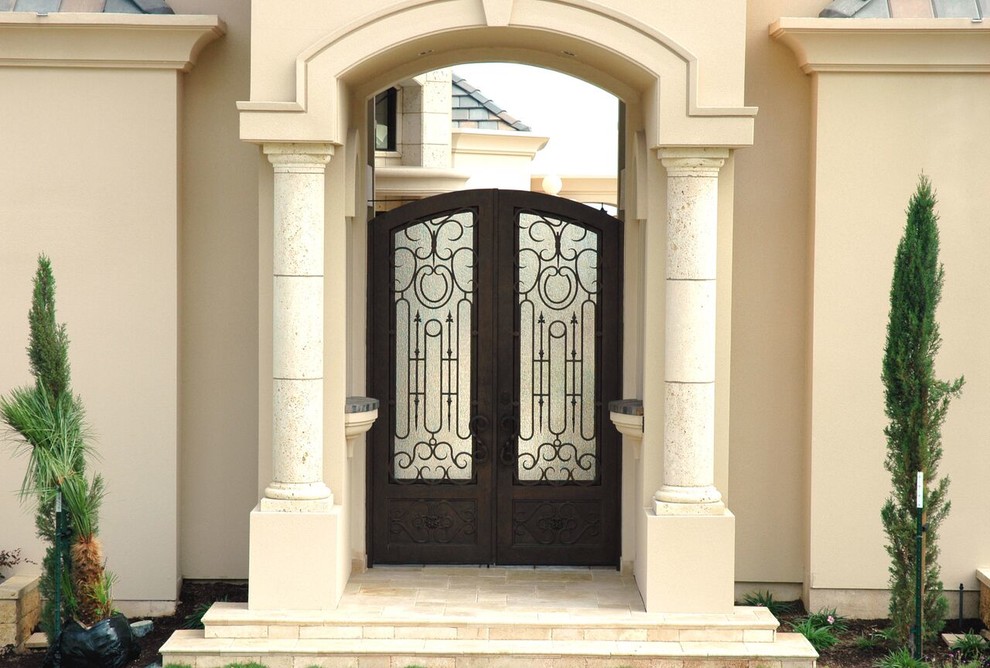 Example of a transitional entryway design in Austin