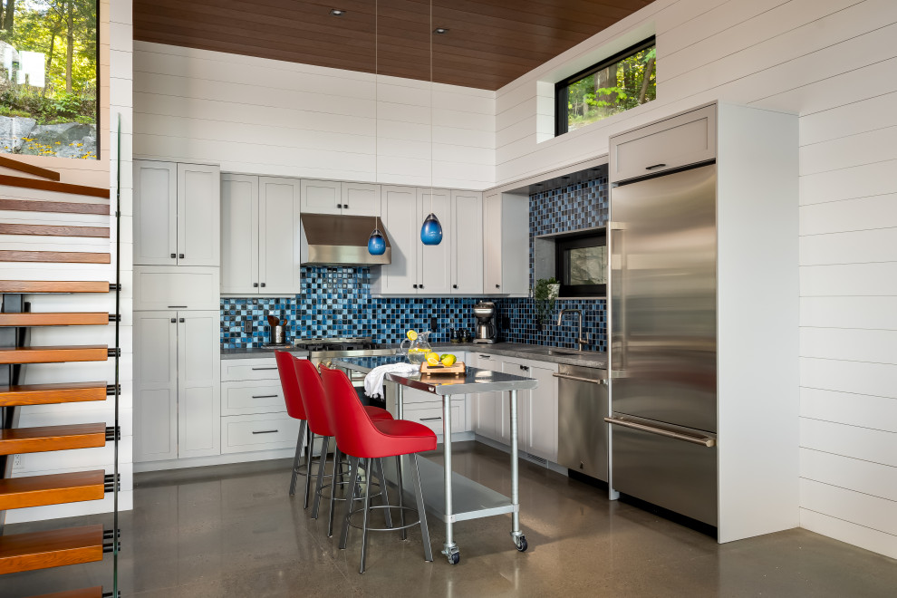 Example of a mountain style kitchen design in Toronto