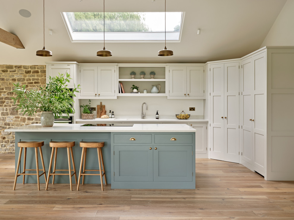 Kitchen - country kitchen idea in Hampshire