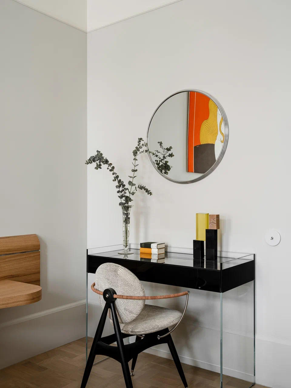 Уютная светлая спальня, украшенная шикарным авторским ковром ручной работы